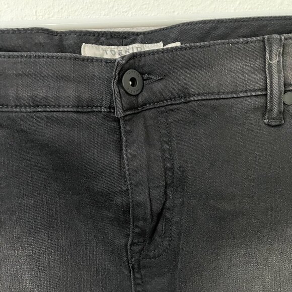 Torrid Denim Mini Skirt Black Figure Hugging Zip Fly Distressing Tones Size 2 - Picture 3 of 8